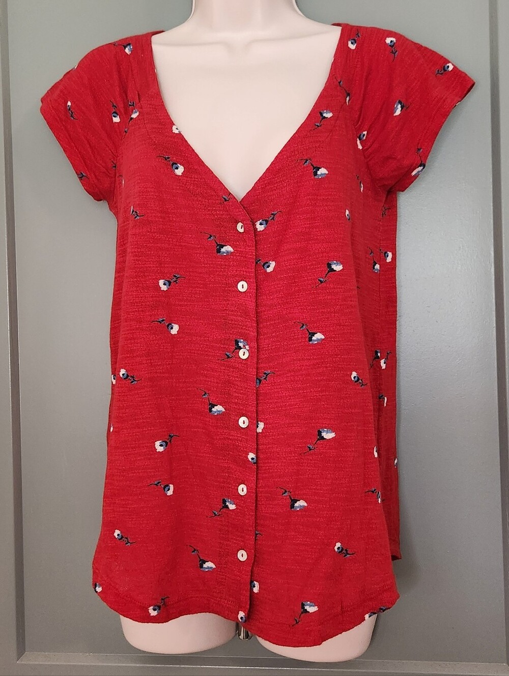 🍀Lucky Brand Red Floral Button-Down V-neck Tee Size Small